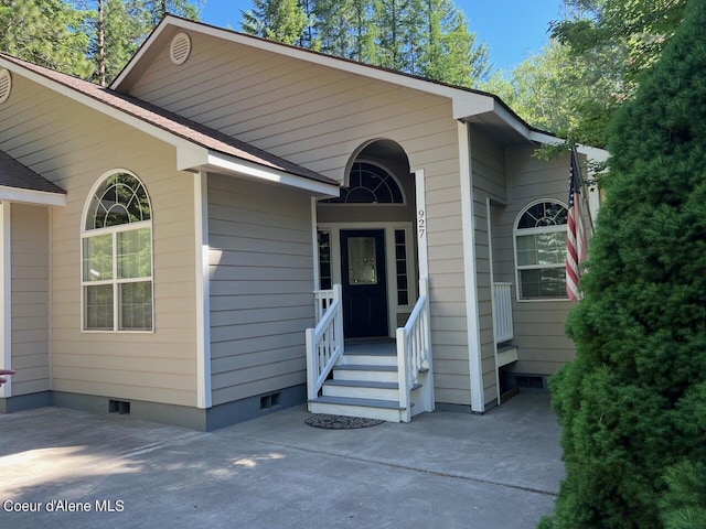 property entrance with crawl space