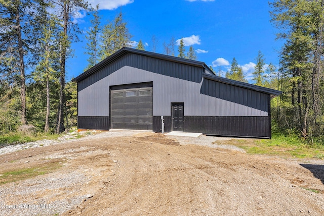 view of outdoor structure with an outbuilding and driveway