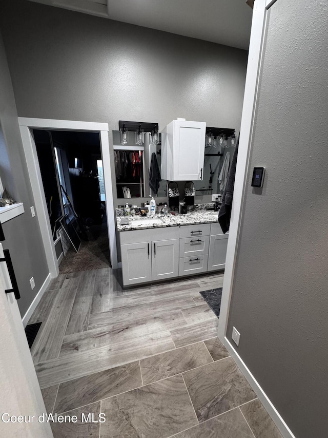 10320 N Payment Peak Rd, Hauser, ID 83854 - interior space featuring baseboards, double vanity, and a textured wall