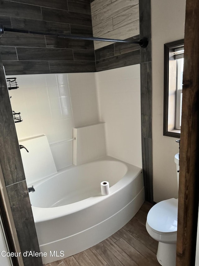 10320 N Payment Peak Rd, Hauser, ID 83854 - full bathroom featuring wood finished floors, toilet, and shower / tub combination