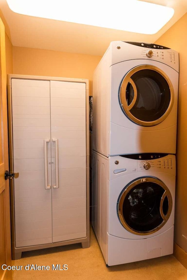 2051 N Main St # 217, Coeur Dalene, ID 83814 - laundry room featuring stacked washing machine and dryer