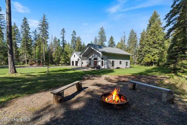 view of front facade featuring a fire pit and a front lawn