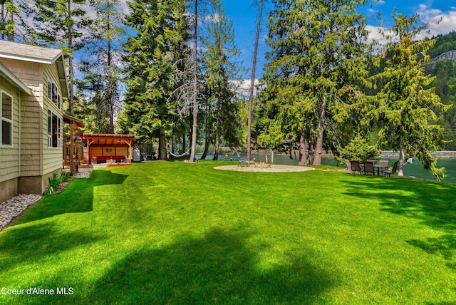 view of green lawn