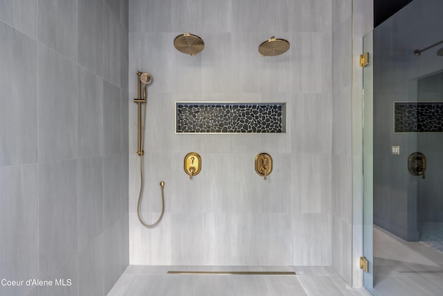 bathroom featuring tiled shower