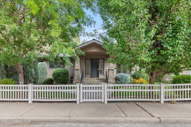 view of front of property featuring a fenced front yard