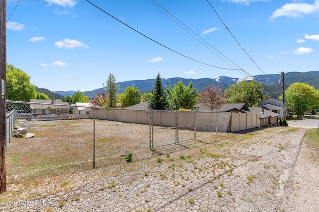 view of yard with fence and a mountain view
