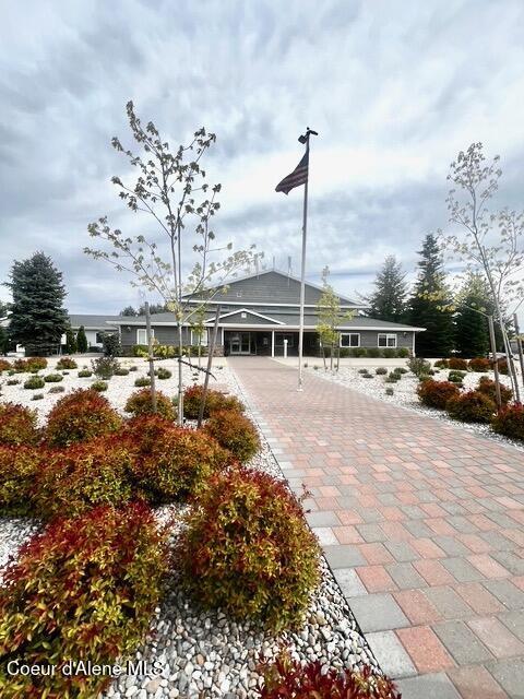 surrounding community with driveway