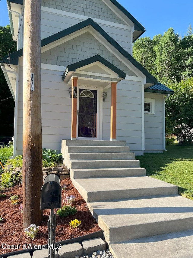 view of front of property featuring entry steps