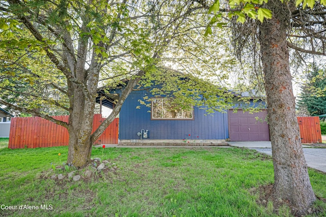 view of front of home featuring concrete driveway and a garage