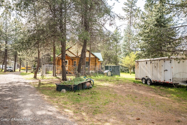 view of yard with an outbuilding