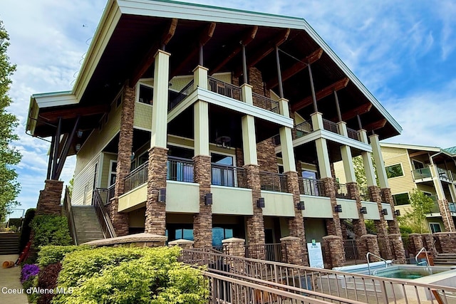 view of apartment building / complex
