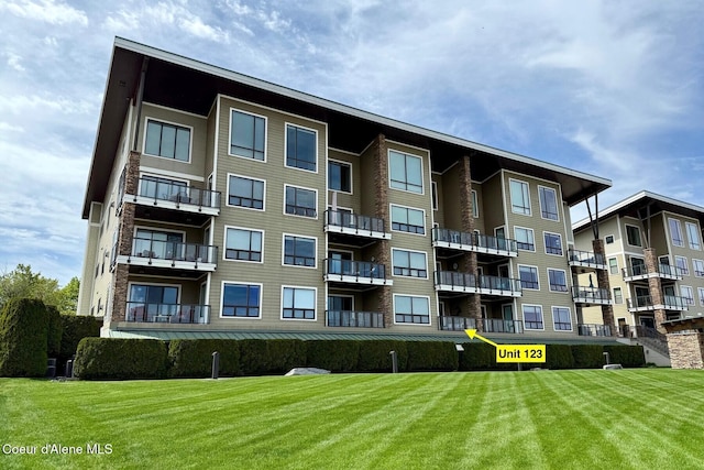 view of apartment building / complex