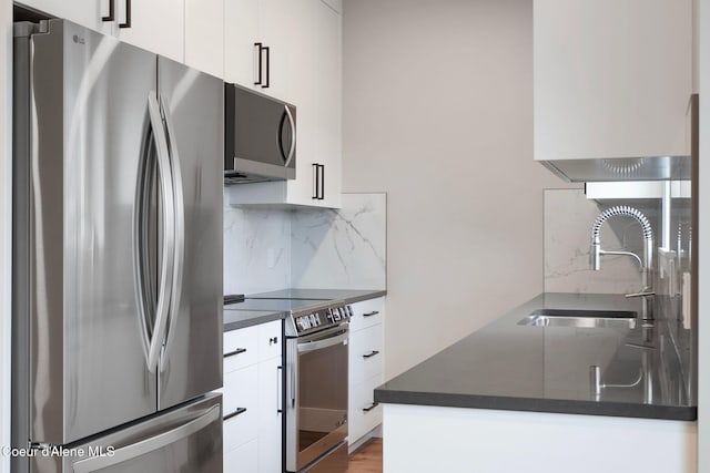 1678 Onyx Ct, Sandpoint, ID 83864 - kitchen featuring stainless steel appliances, dark countertops, a sink, and backsplash