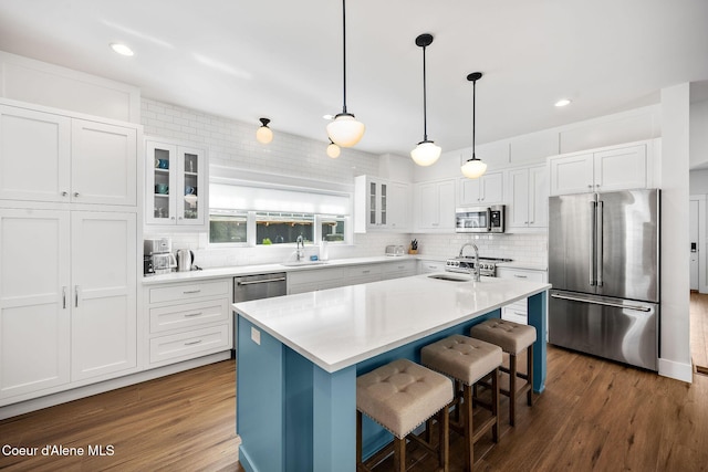 215 W Foster Ave, Coeur Dalene, ID 83814 - kitchen with appliances with stainless steel finishes, a sink, a breakfast bar, backsplash, and recessed lighting