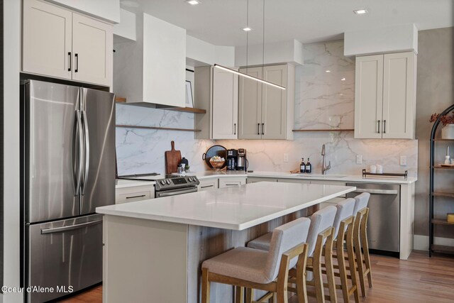55 S Thistle Down Ln, Laclede, ID 83841 - kitchen featuring stainless steel appliances, a sink, a kitchen island, backsplash, and recessed lighting