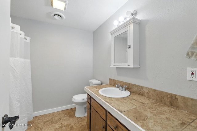 6699 Colburn Culver Rd, Sandpoint, ID 83864 - full bath with vanity, toilet, baseboards, and curtained shower
