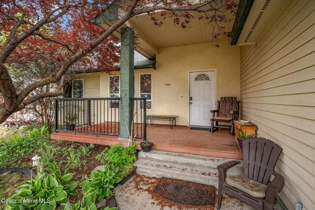 view of exterior entry featuring stucco siding