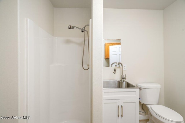 8694 N Clarkview Pl, Hayden Lake, ID 83835 - bathroom featuring a shower, toilet, and vanity