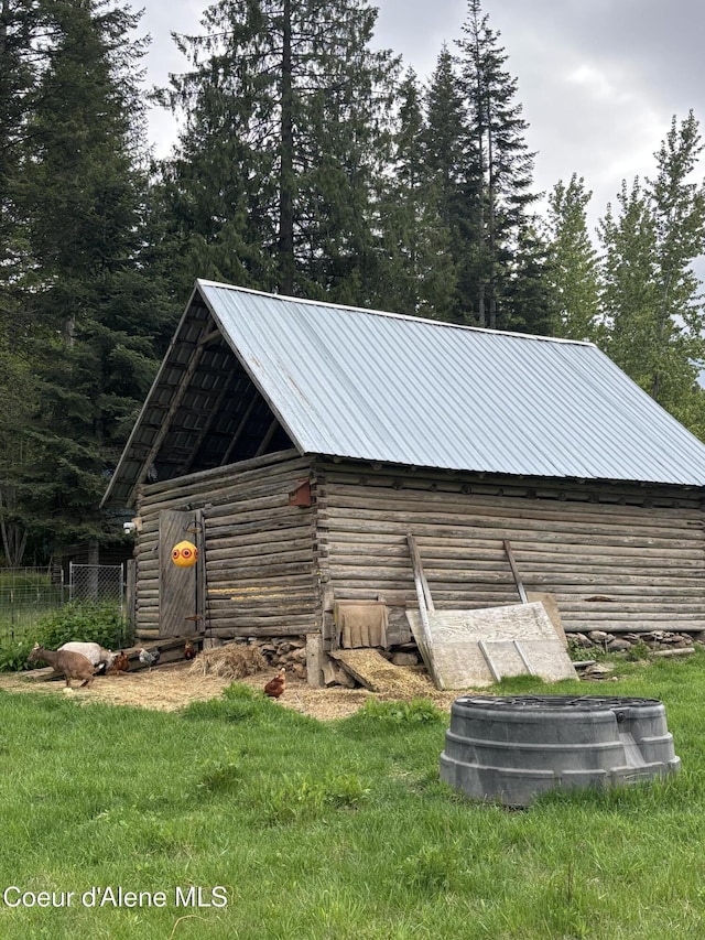 view of outdoor structure featuring an outbuilding