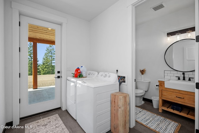 3298 W Coon Creek Rd, Plummer, ID 83851 - laundry room featuring washer and dryer
