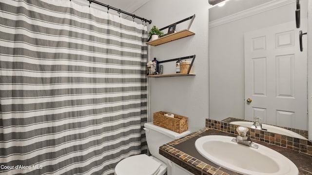 full bath featuring crown molding, toilet, a shower with curtain, and vanity