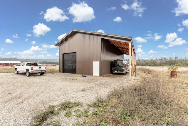 view of outdoor structure featuring an outdoor structure and gravel driveway