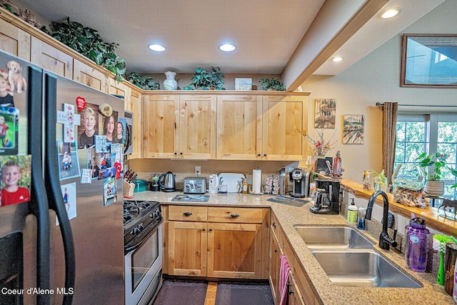 1 Elsie Peak Ct Unit B1 Bldg B, Pinehurst, ID 83850 - kitchen with stainless steel appliances, recessed lighting, a sink, light brown cabinetry, and a peninsula