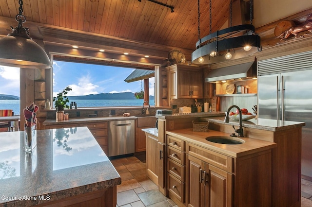 271 W Shore Ln, Sandpoint, ID 83864 - kitchen featuring a sink, dishwasher, a center island with sink, wood ceiling, and pendant lighting