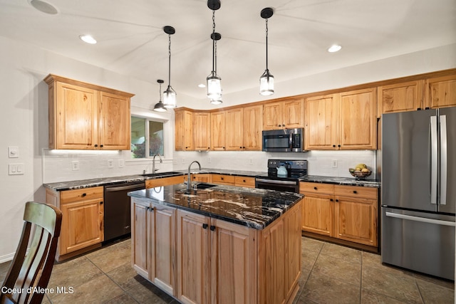 22385 N Ranch View Dr, Rathdrum, ID 83858 - kitchen with appliances with stainless steel finishes, a sink, tasteful backsplash, dark stone counters, and recessed lighting