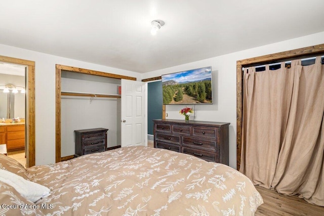 204 Sunrise Dr, Pinehurst, ID 83850 - bedroom featuring wood finished floors, ensuite bathroom, and a closet