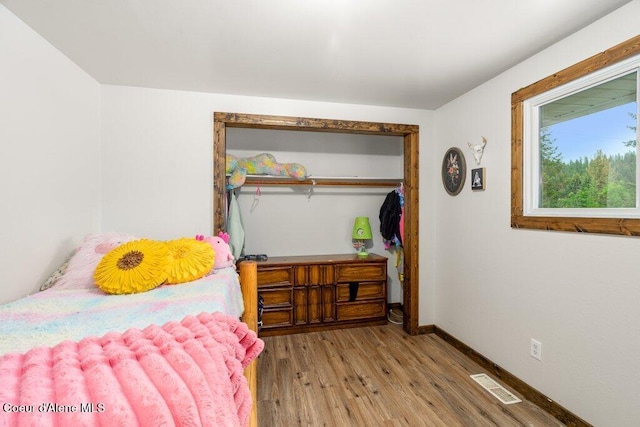 204 Sunrise Dr, Pinehurst, ID 83850 - bedroom featuring wood finished floors, baseboards, and a closet