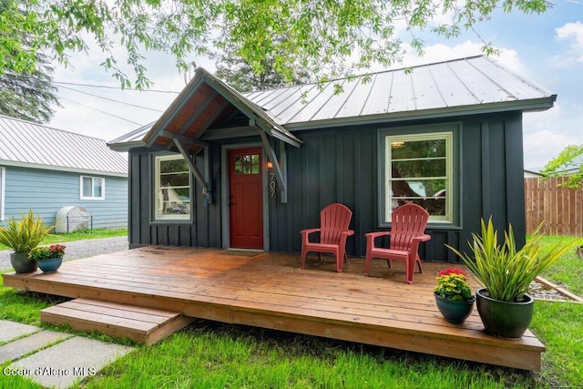707 Washington Ave, Sandpoint, ID 83864 - wooden deck with fence