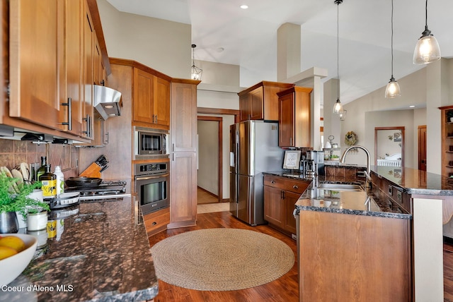 14097 N Pristine Cir, Rathdrum, ID 83858 - kitchen with stainless steel appliances, a sink, a peninsula, wood finished floors, and dark stone counters