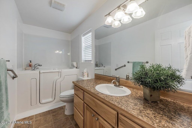 13458 N Bighorn Canyon St, Rathdrum, ID 83858 - full bath with a garden tub, vanity, toilet, and a chandelier