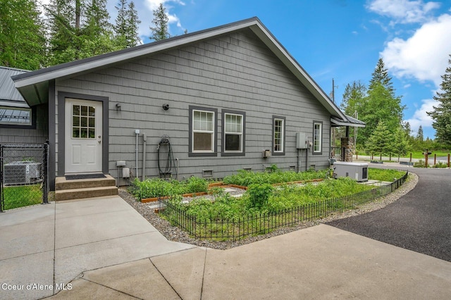 view of front of property featuring crawl space