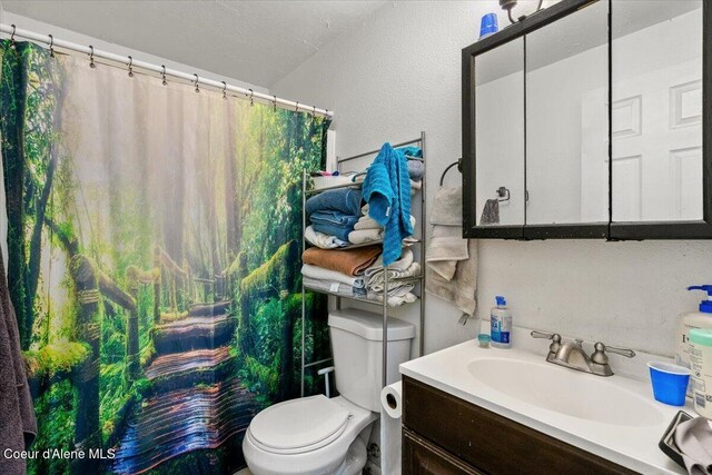 2707-2709 N 10th St, Coeur Dalene, ID 83815 - full bathroom featuring toilet, vanity, and curtained shower