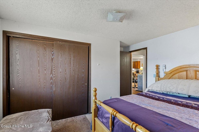 2707-2709 N 10th St, Coeur Dalene, ID 83815 - carpeted bedroom featuring a closet and a textured ceiling