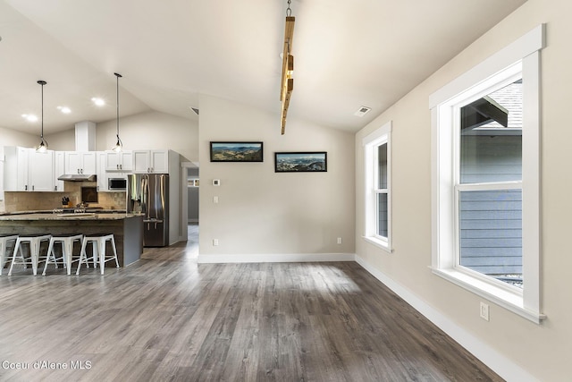 193 Grouse Rd, Sandpoint, ID 83864 - kitchen featuring appliances with stainless steel finishes, vaulted ceiling, a breakfast bar area, baseboards, and pendant lighting