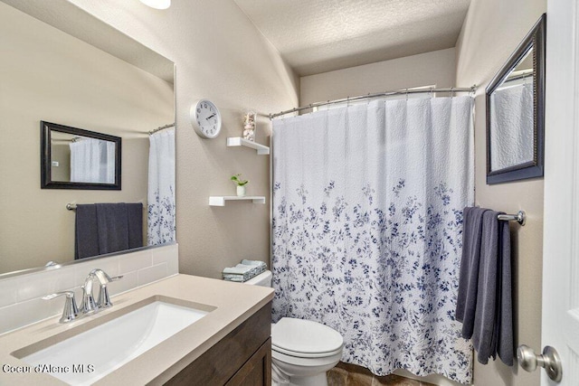 4615 N Connery Loop, Post Falls, ID 83854 - full bath featuring vanity, toilet, tasteful backsplash, a textured ceiling, and curtained shower