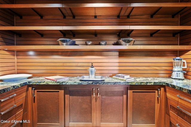2051 S Island Green Dr, Coeur Dalene, ID 83814 - detailed view of wet bar