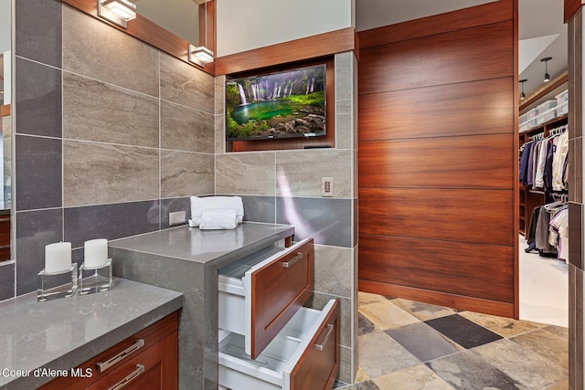 2051 S Island Green Dr, Coeur Dalene, ID 83814 - bathroom featuring tile walls