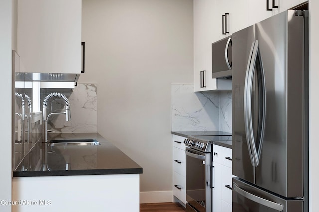 1674 Onyx Ct, Sandpoint, ID 83864 - kitchen featuring stainless steel appliances, dark countertops, a sink, and backsplash