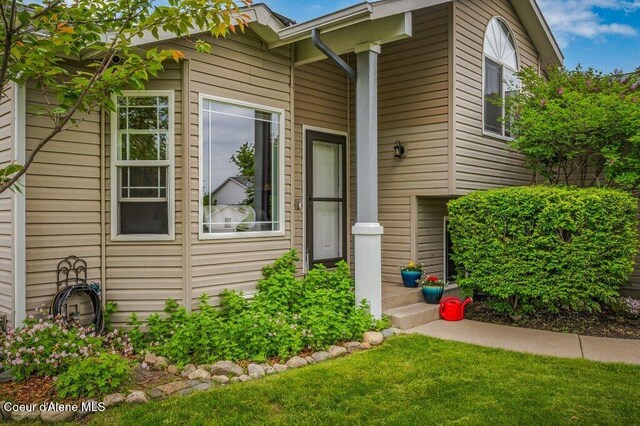 9147 N Entiate Dr, Hayden, ID 83835 - view of front facade featuring a front yard