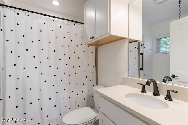 199 Pomrankey Ln, Dover, ID 83825 - bathroom featuring vanity, toilet, a shower with curtain, and recessed lighting