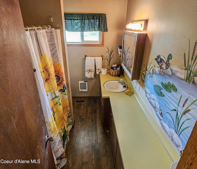 8705 N Ramsey Rd, Hayden, ID 83835 - full bath featuring wood finished floors, vanity, and a shower with shower curtain