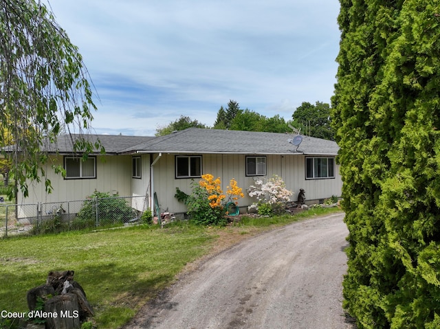 8705 N Ramsey Rd, Hayden, ID 83835 - ranch-style house featuring dirt driveway and roof with shingles