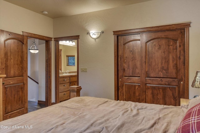 225 Fairway Dr, Priest Lake, ID 83856 - bedroom featuring a textured wall and a sink
