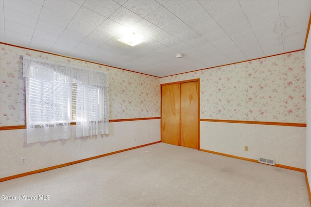 3012 N 4th St, Coeur Dalene, ID 83815 - carpeted empty room featuring wallpapered walls and crown molding