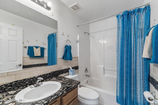 3025 N Sand Trap Way, Post Falls, ID 83854 - bathroom featuring shower / bath combo, vanity, toilet, and backsplash