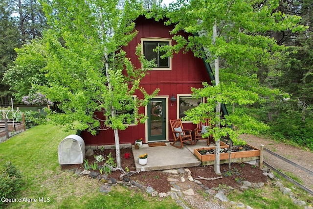 11 Hackney Ln, Sandpoint, ID 83864 - view of front of home with a garden and a front lawn
